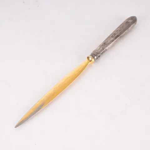Postříbřený otvírák na dopisy, čepel z mosazi, délka cca 21 cm. Známky použití; vyrobeno Robbe a Berking.