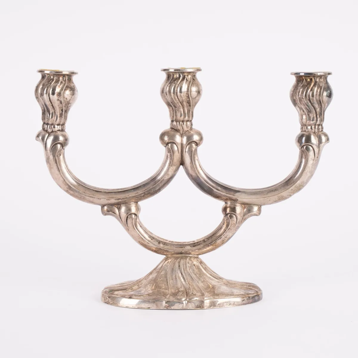 3-arm 800 silver candelabra, Baroque style, oval base. Height approx. 22 cm, width approx. 28 cm, approx. 610 g gross. Good…