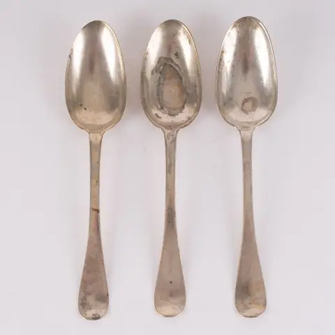 Sada 3 antických jídelních lžic, stříbro 12 lotů (= stříbro 750). 19. stol., délka každé cca 19,5 cm, cca 108 g, velmi pěkný…