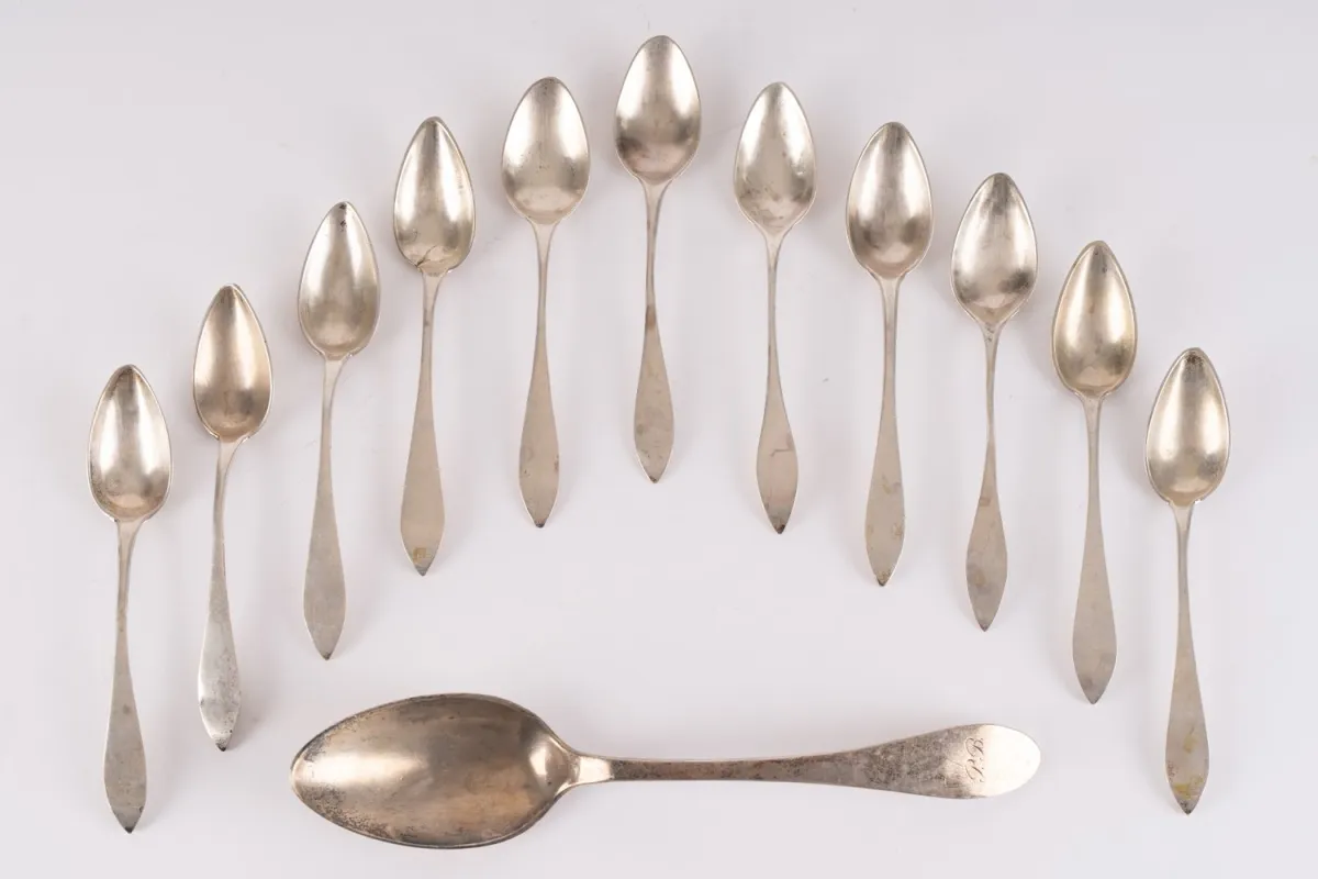 Lot de 12 pièces d'argenterie de table de style classique/biedermeier, comprenant : 11 cuillères à café (long…