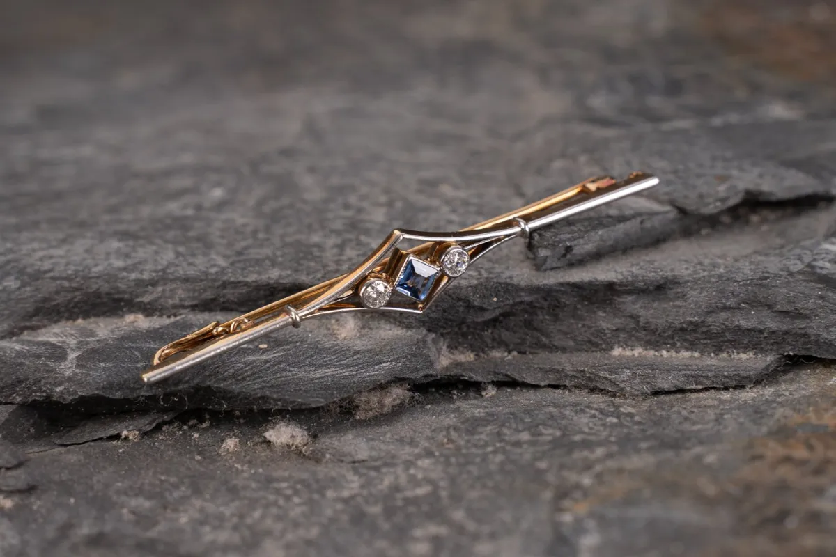 Magnificent elegant bar brooch, 14k yellow gold; centered with a rectangular aquamarine, flanked by 2 brilliants…