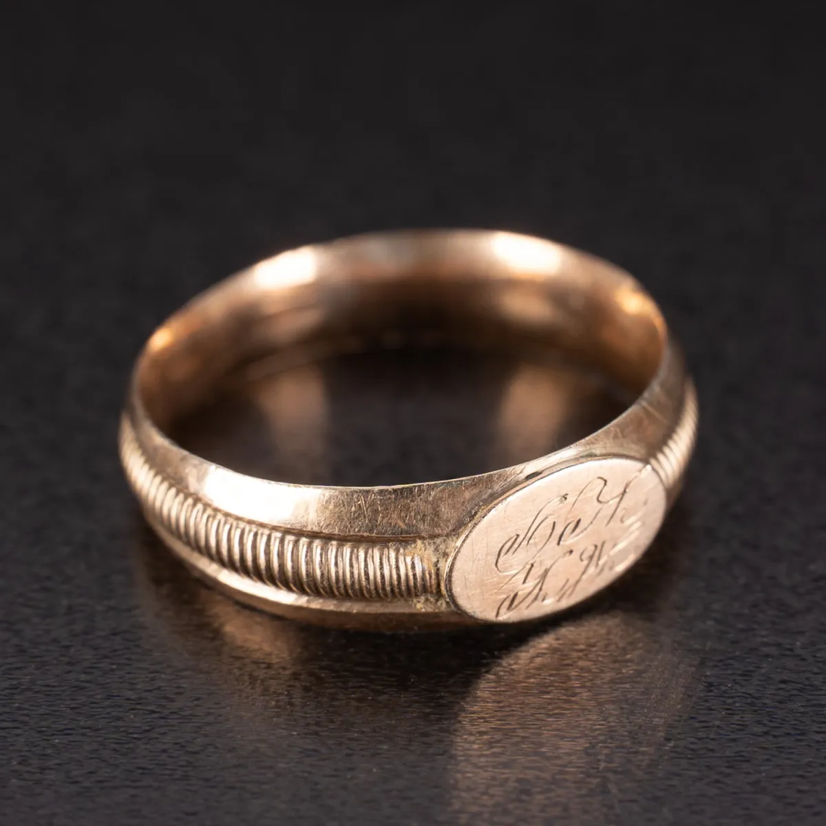 Large lightweight men's ring, 8k yellow gold. Ring size approx. 65, approx. 2g, three-strand shank, central oval plate with in…