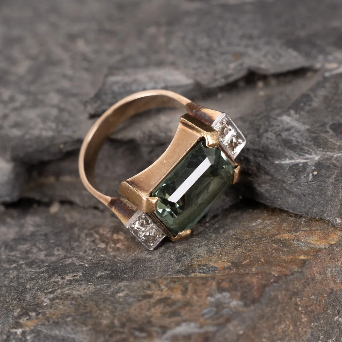 Lavish ladies' ring, 585 yellow gold, modern shape, smooth shank, rectangular structure with greenish stone in step cut…