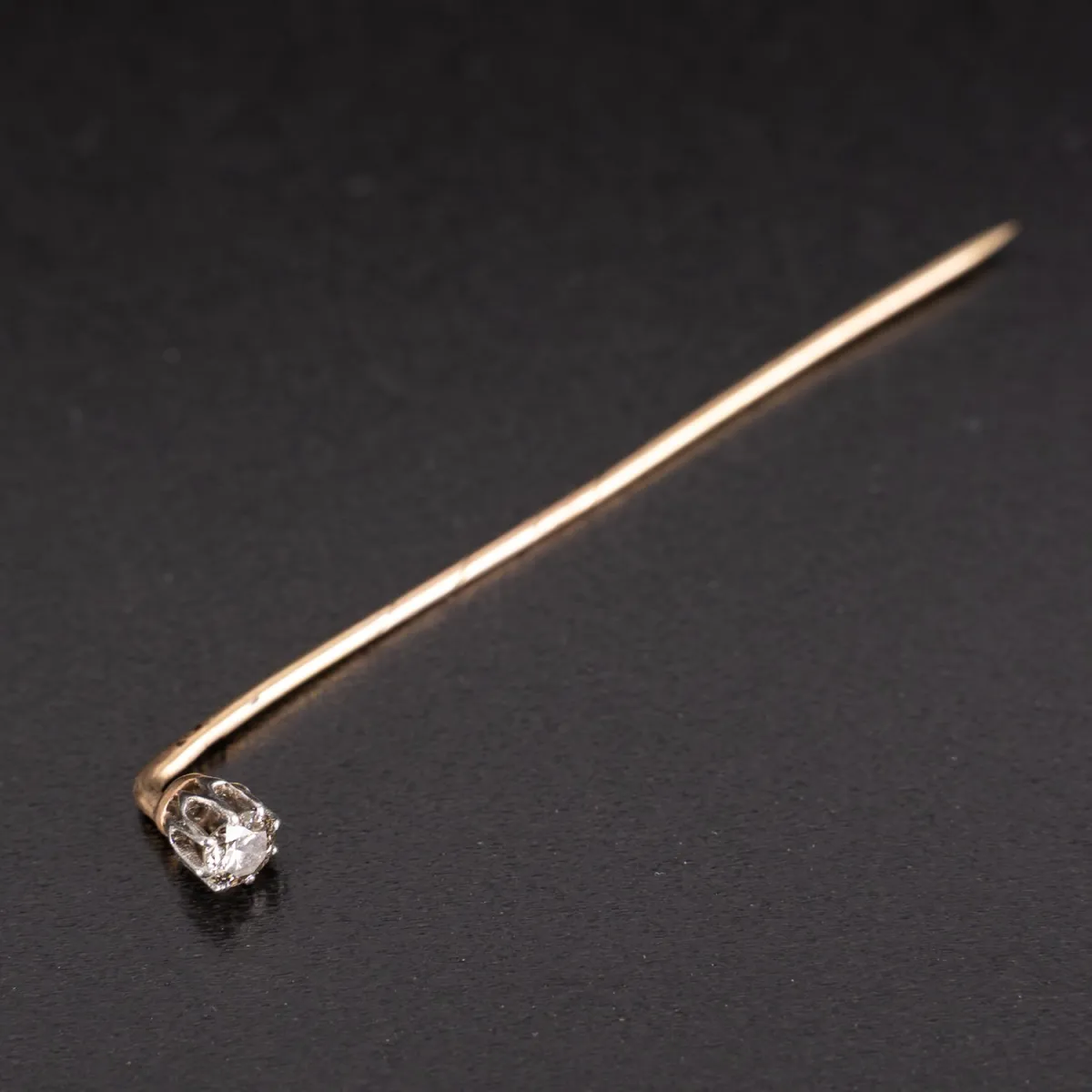 Épingle à cravate, or jaune 585, tête sertie d'un diamant, griffes, env. 0,20ct, longueur de l'épingle env. 6 cm, env.…