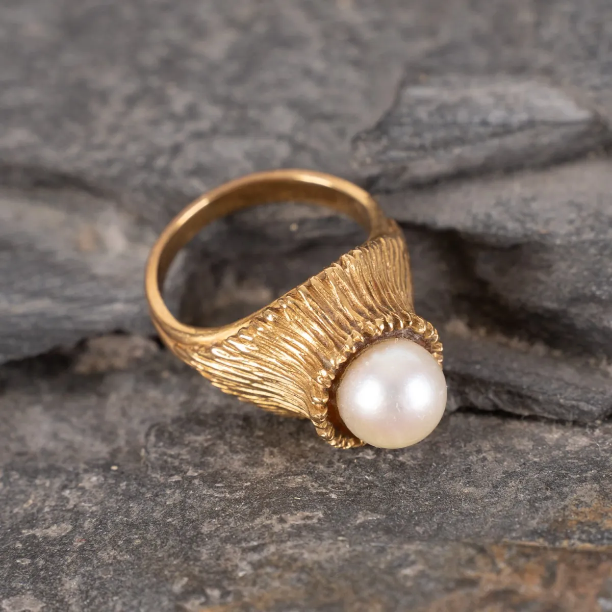 Small ladies' ring, approx. 1940s, 750 yellow gold, two-part guided narrow ring band with high setting, designed w…