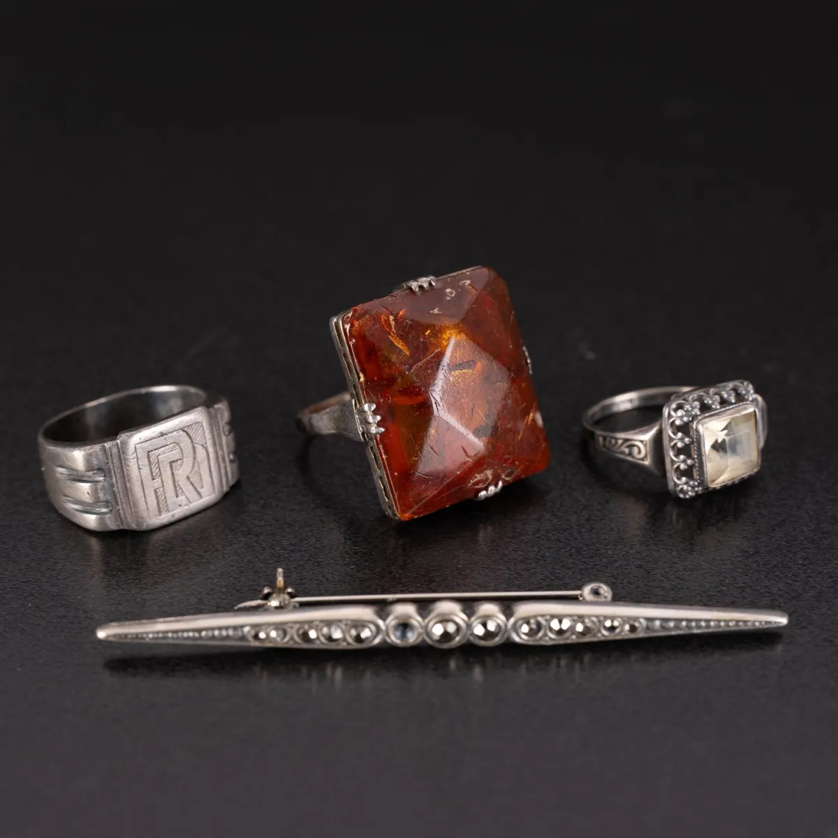 Lot de 4 bijoux en argent, composé de 3 bagues et 1 épingle. Âges, tailles et états divers. Üb…