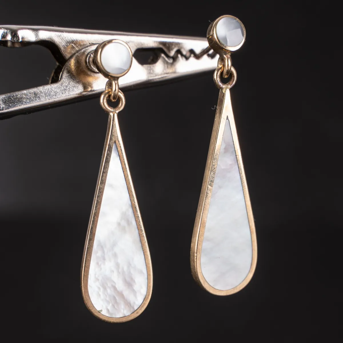 1 pair of stud earrings in 9ct / 375 yellow gold, each with 1 long pendant, widening oval, on both sides…