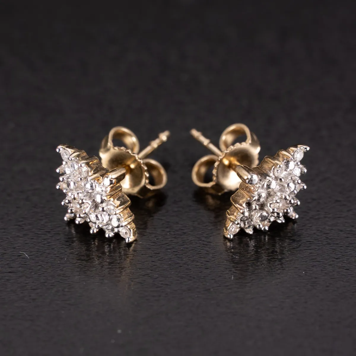 1 pair of stud earrings, set with tiny diamond chips, suggesting a cross shape, 585 yellow gold, length approx. 1.5 cm, approx…