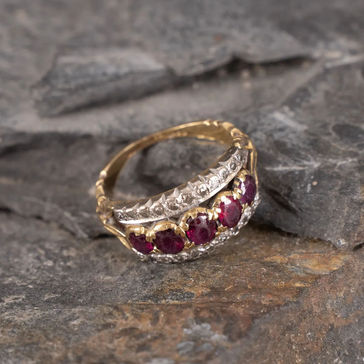 Ladies' ring in 18kt yellow gold, very narrow, slightly bent ring band with lavish setting. This made in 3 strands, w…