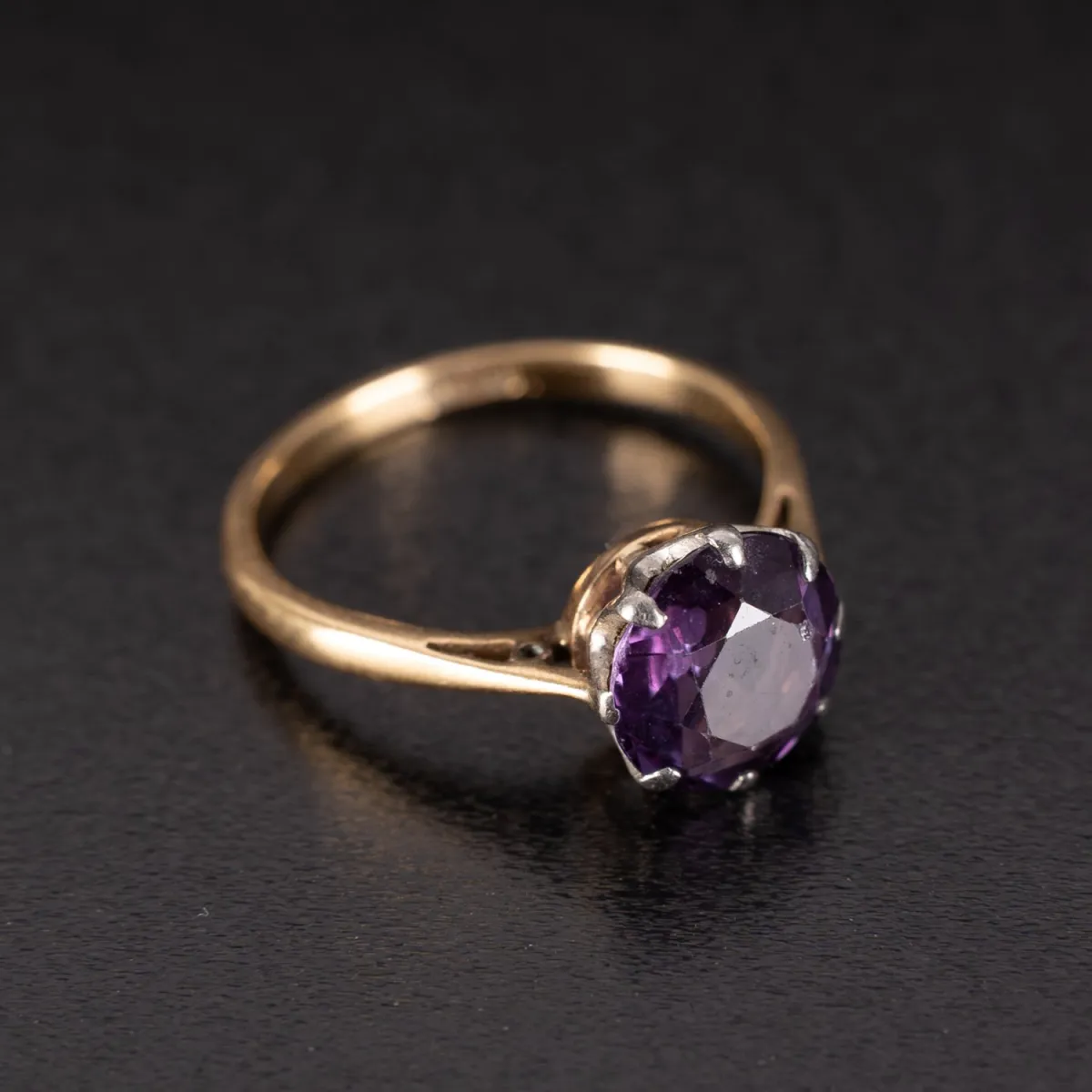 Simple ladies' ring in 18ct yellow gold, crowned in the center with a round, cut amethyst in prong setting. Rin…