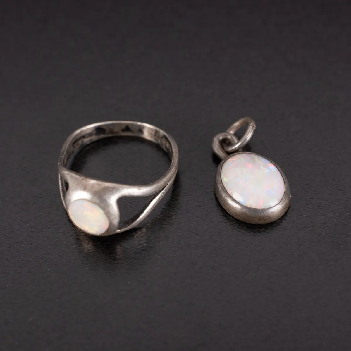 Parure 2 pièces en argent, ornée chacune d'un opale. Composée d'une bague (taille env. 45) et d'un petit ovale