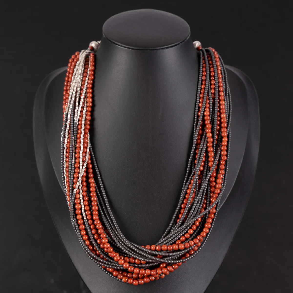 Collier exceptionnel et opulent, 24 rangs de perles de cornaline, d'hématite et partiellement de brins