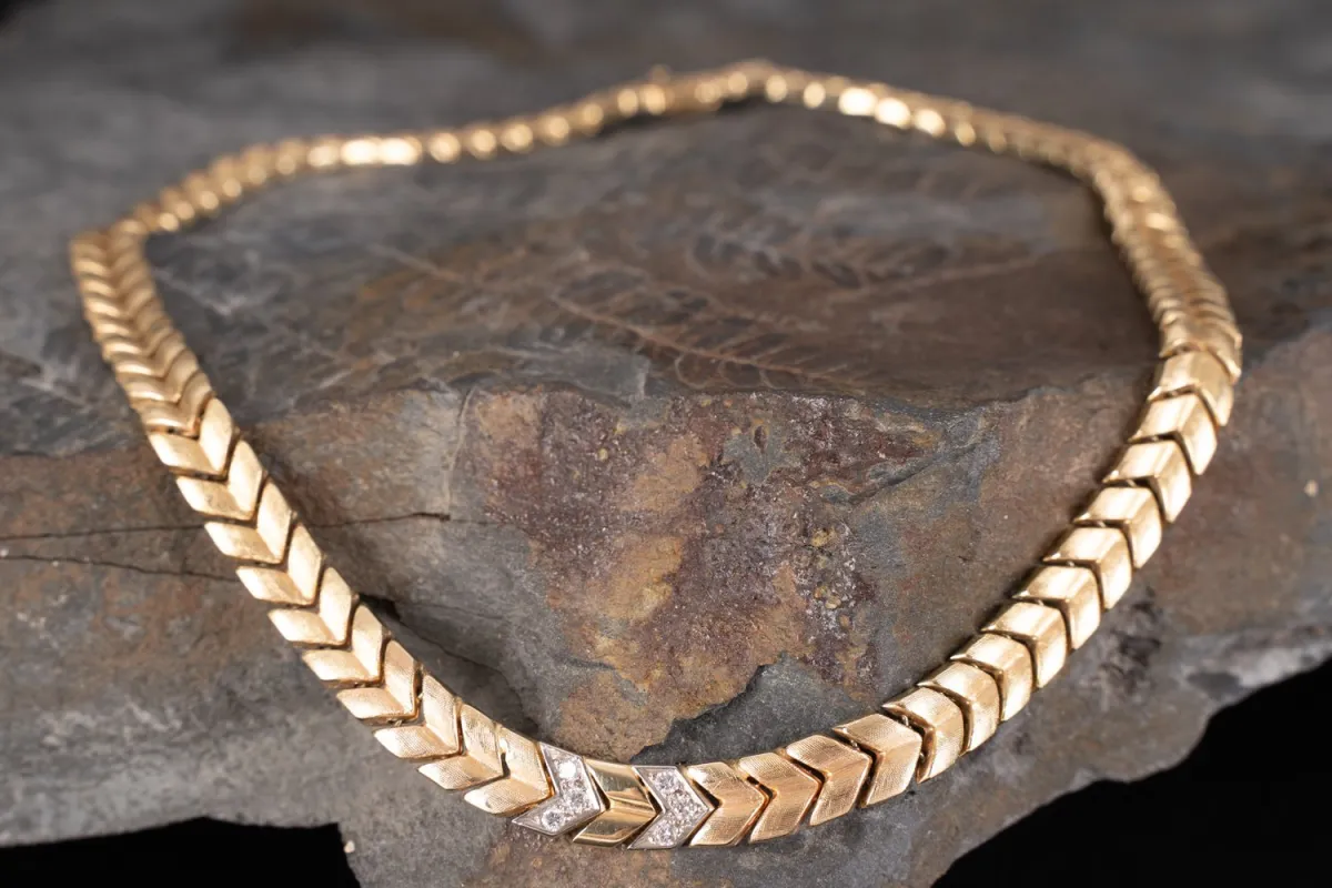 Classic necklace in 585 yellow gold. Links arranged in V-shape, lower part reinforced and with 2 diamonds