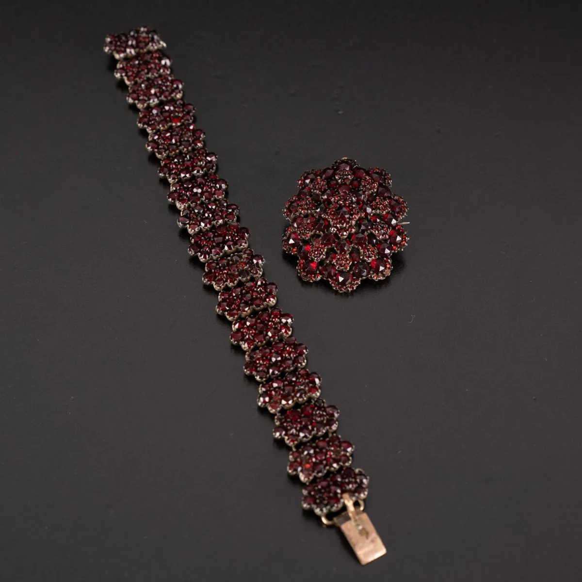 Parure grenat 2 pièces : bracelet et broche fleur