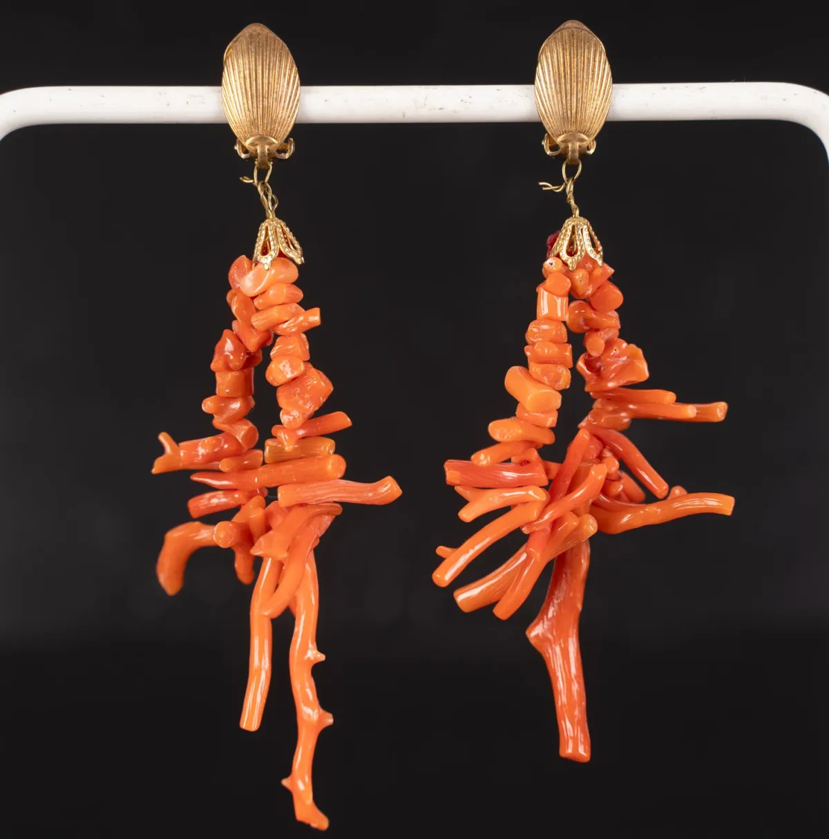 Paire de clips d'oreilles corail sur monture non précieuse