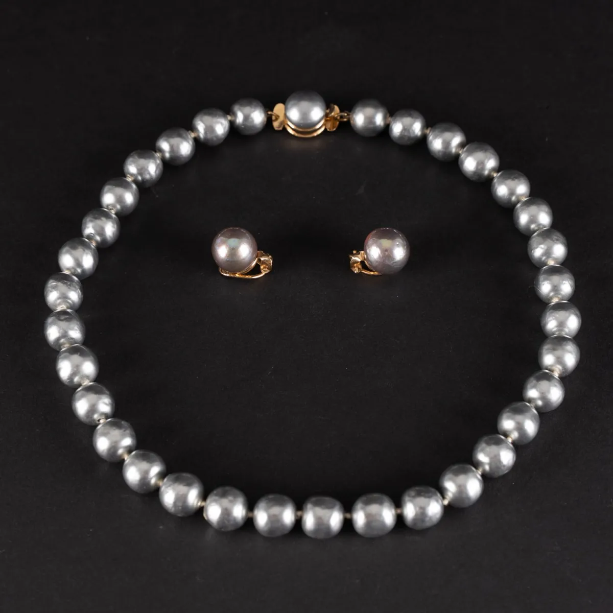 Anthrazitfarbene Perlenkette von Christian Dior und 2 passende Ohrclips dazu. Kettenlänge ca. 39 cm, Durchmesser Ohrperl…