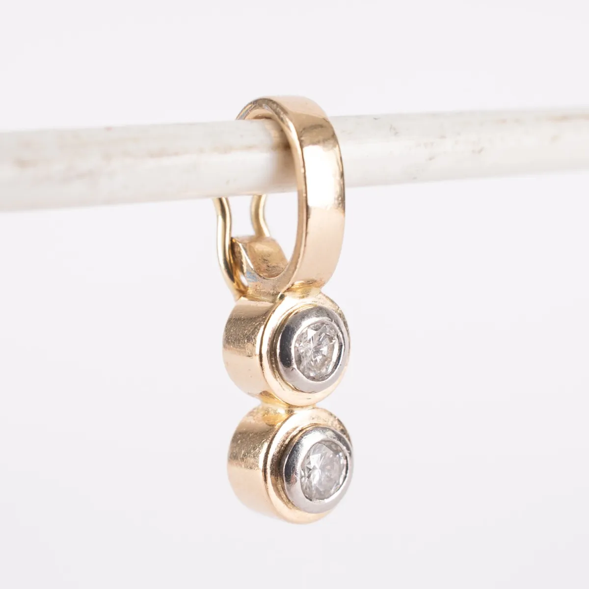 Collier-hanger / cliphanger, montuur in 18kt / 750 geelgoud, bezet met 2 briljanten in witgouden zetting, samen …