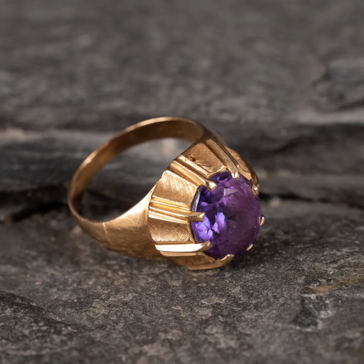 Damesring, 750 geelgoud. Hoge zetting met geslepen amethist (middelpaarse kleur) in 8-krappen. Ringmaat