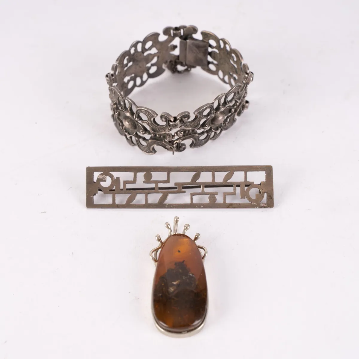 Lot de 3 bijoux divers, partiellement en argent, comprenant : bracelet ajouré (env.…