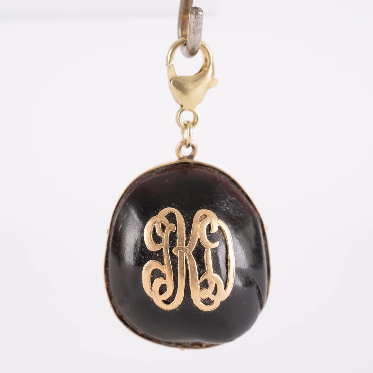 Ojo de Buey - ossenoog hanger (zaad), bloemig centraal geligeerd eigenaarsmonogram in 18k geelgoud, onedel, u…