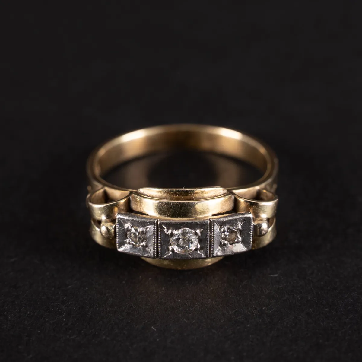 Ladies' ring from the 1930s/40s, 14k/585 yellow gold, simple ring with high stepped top, the ring head with …
