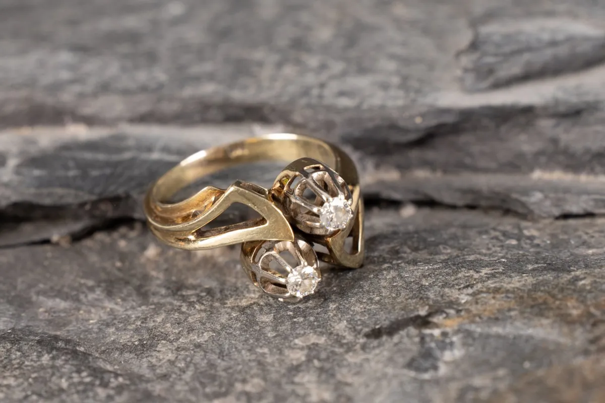 Damesring met 2 briljanten (elk ca. 0,12 ct), 585 geelgoud. Dubbele ringband, verbreedt naar boven tot 2 S…