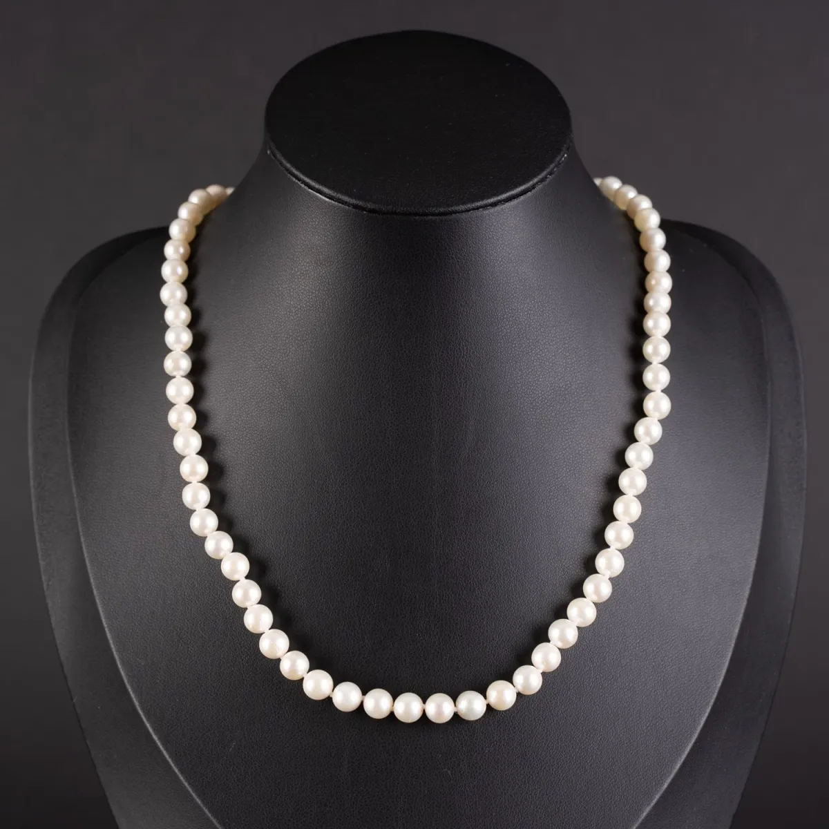 Einzeln geknotete Zuchtperlenkette (Durchmesser je Perle ca. 0,6cm), cremefarbener Lüster, Kugelverschluss aus 585er Wei…