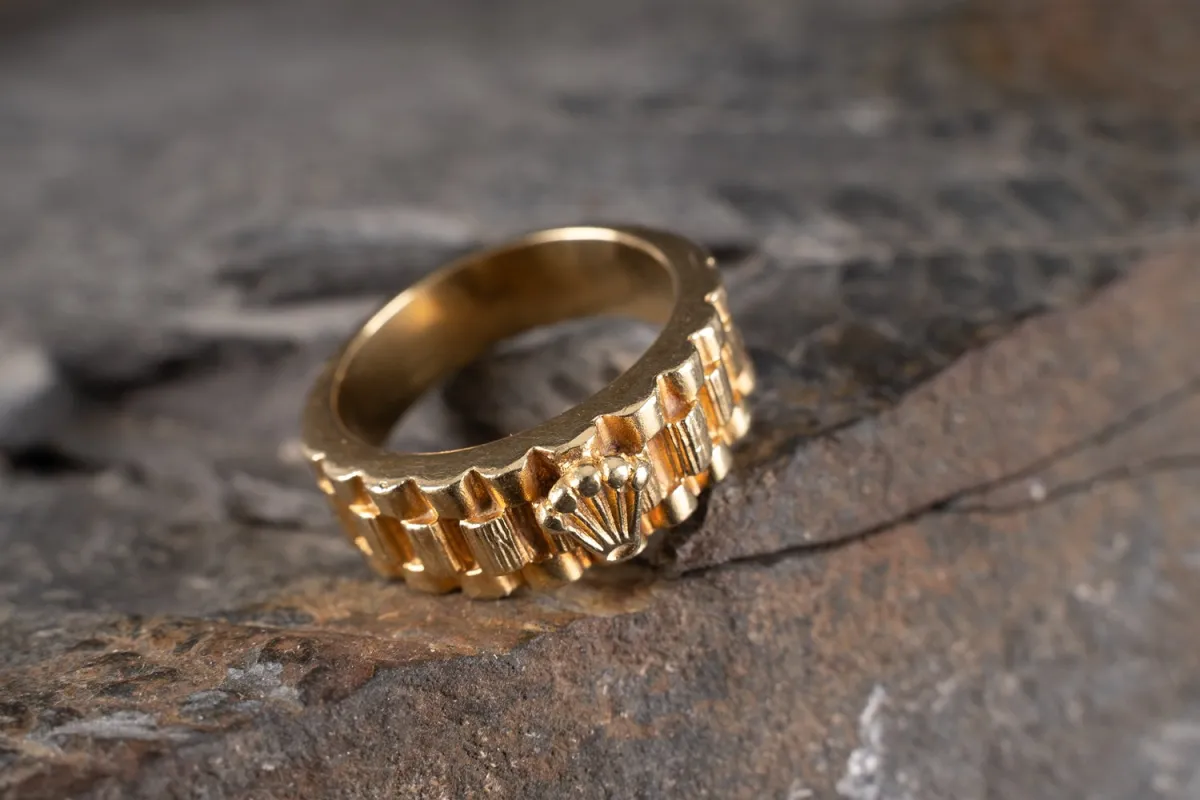 Interesting unisex ring, 585 yellow gold; face divided into three by the working out of geometrically shaped four…