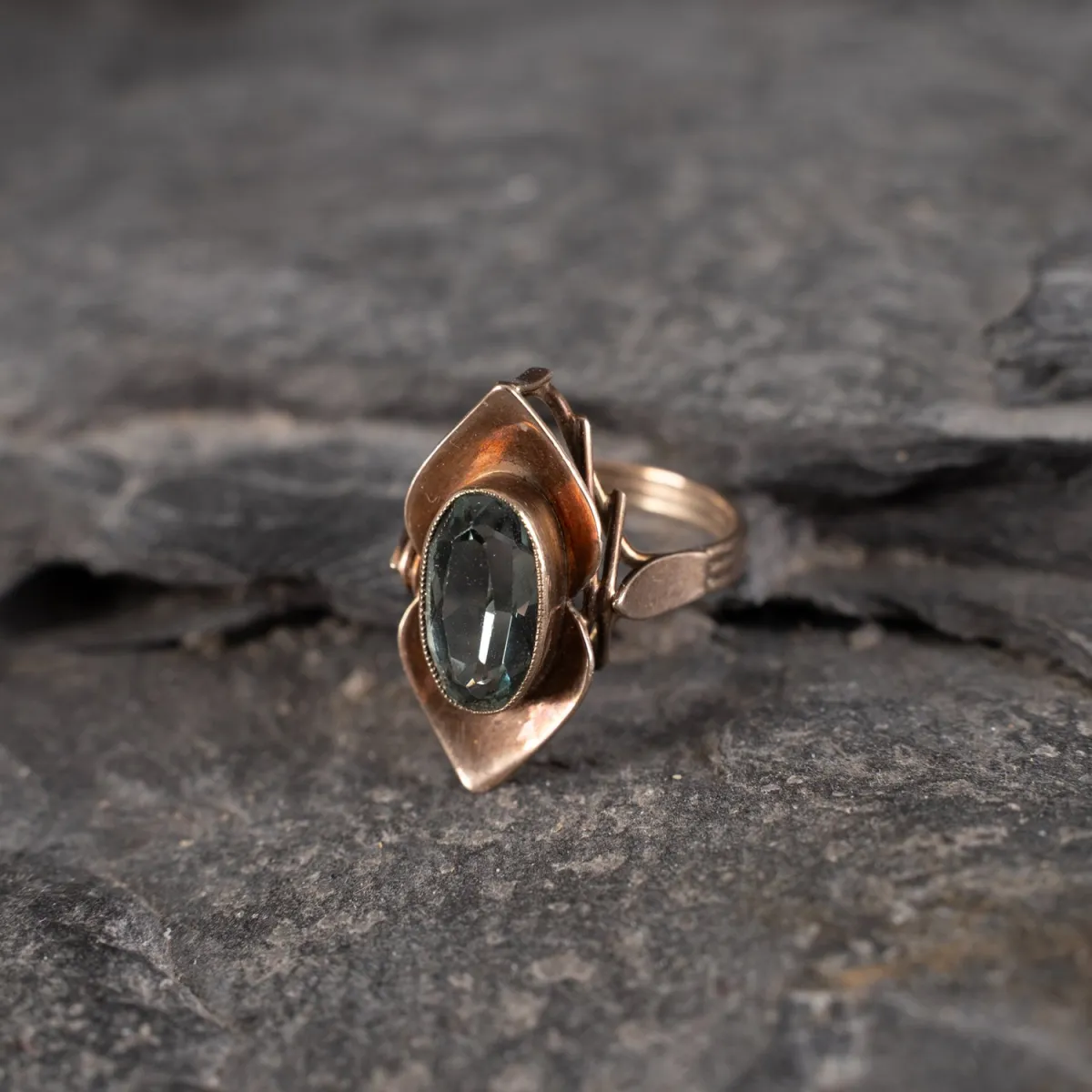 Petite bague de dame ancienne en or jaune 8 kt. Structure allongée, Art nouveau, ornée d'une pierre ovale facettée vert clair…