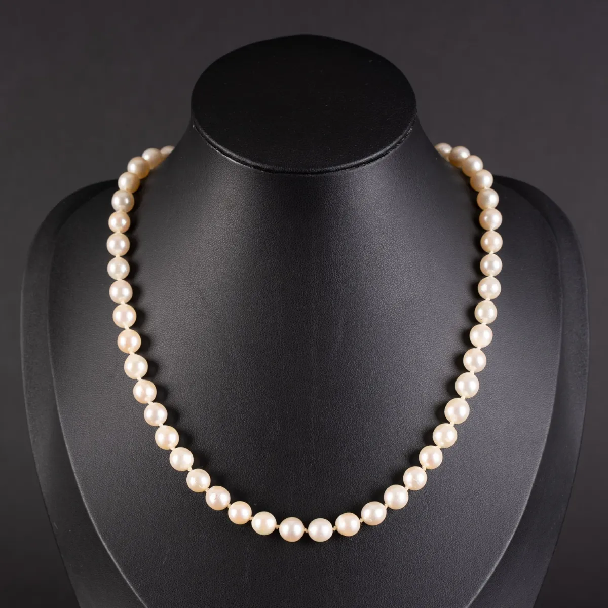 Collier de perles de culture avec fermoir en or blanc 585, orné d'une perle et de minuscules saphirs (forme ronde).