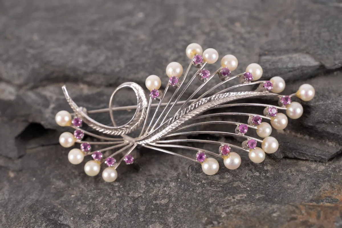 Broche des années 70, or blanc 18 carats, tige courbée d'une fleur