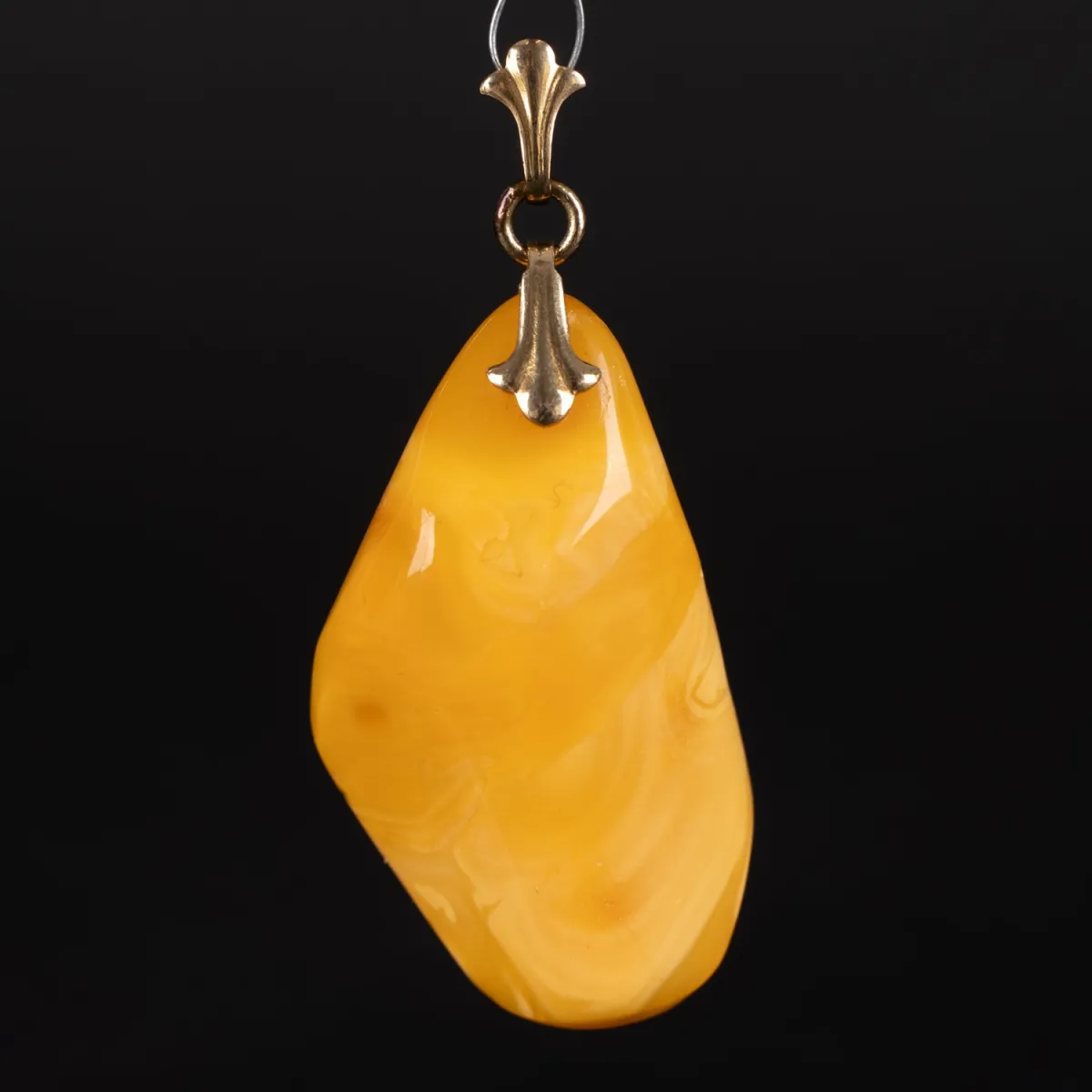 Boter-scotch barnsteen hanger met 333 geelgouden ophanging, lengte ca. 4 cm