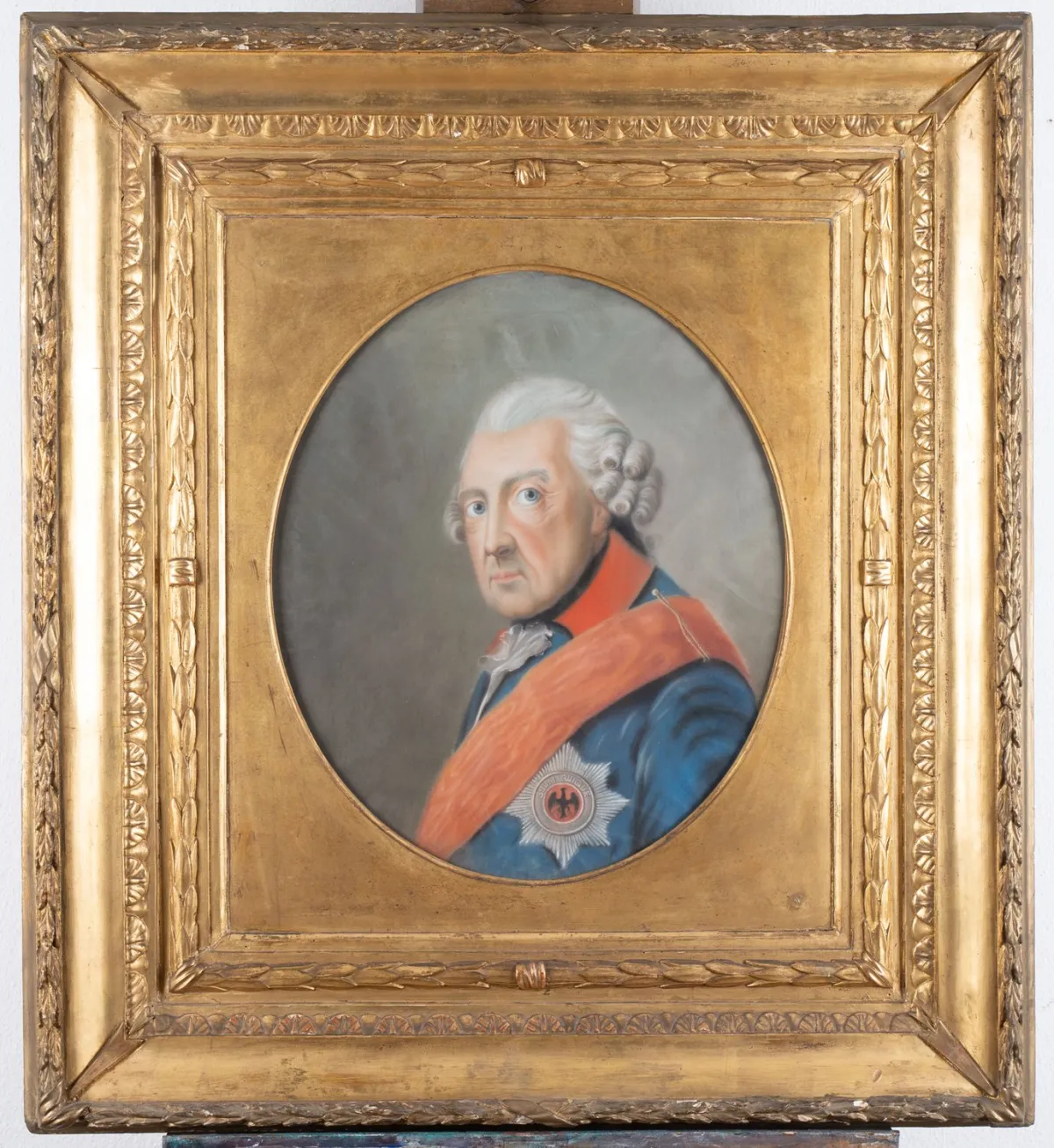 Groot borstportret van Frederik de Grote in uniform met sjerp en grote borstster / gardester van het Zwarte