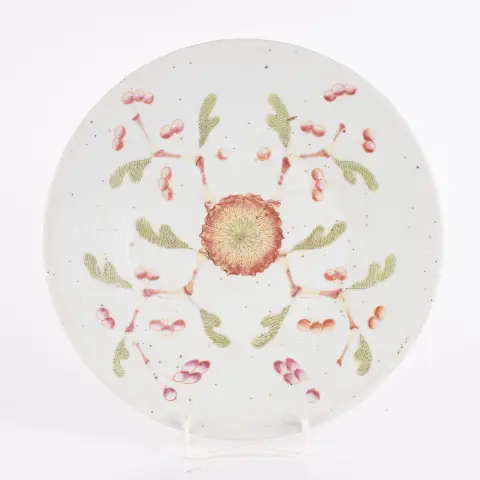 Kulatý talíř Famille Rose, Čína, pozdní dynastie Čching, 19./20. stol., neznačený exportní porcelán, minimální poškození okraje