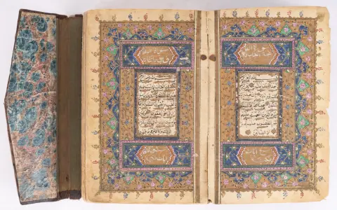 Antický rukopis / Korán / Qu'ran, umělecky provedený, bohatý dekor, formát listu cca 17 x 10,5 cm, mramorovaný …