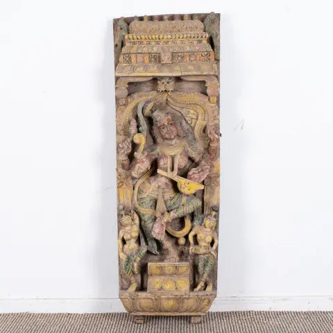 Obdélníkový vyřezávaný panel, v tlumených barvách, polychromně malovaný, Indie 20. stol., cca 108 x 28 x 13 cm.