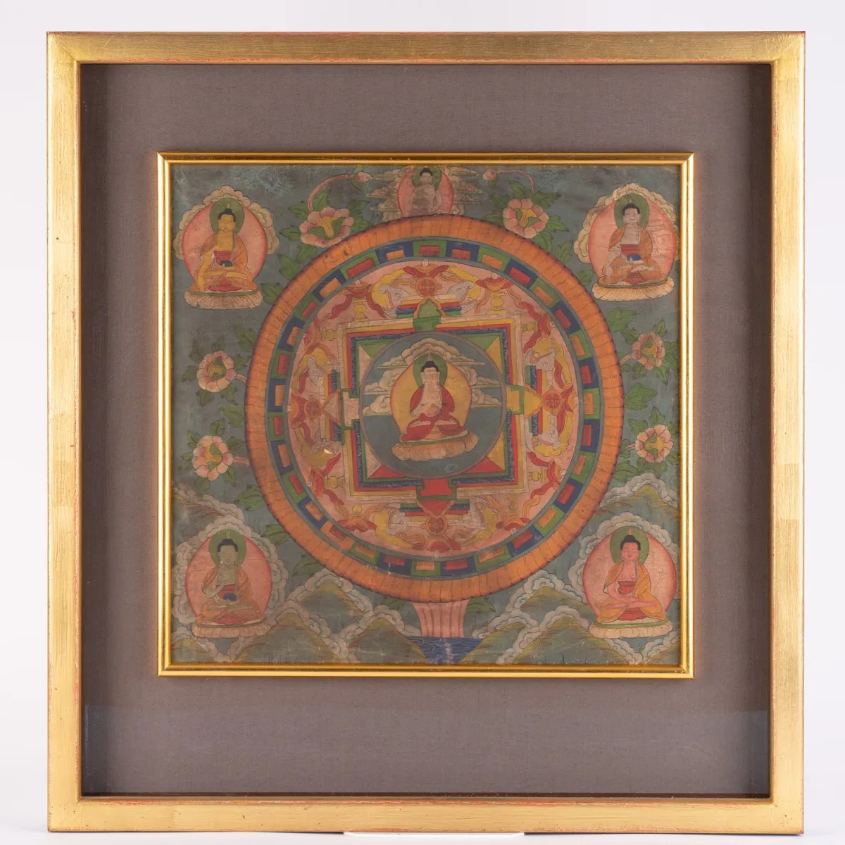 Thangka, Mischtechnik auf großem Leinen, hochwertig hinter Glas gerahmt, lichtes Maß ca. 44,5 x 45,5 cm. Partiell schadh…
