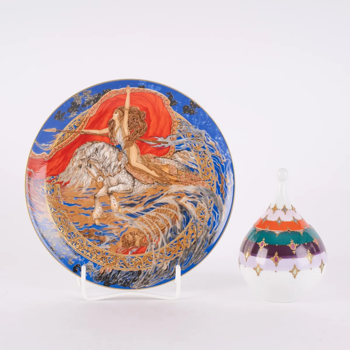 Lot de 2 objets en porcelaine divers, comprenant : 1x assiette de collection Der Ring der Nibelungen, Hutschenre…