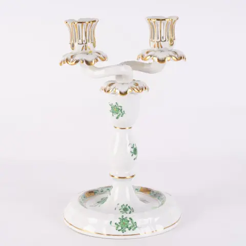 Dvouramenný svícen, Herend, maďarský bílý porcelán s ručně malovaným dekorem Apponyi v zelených tónech a bohatým…