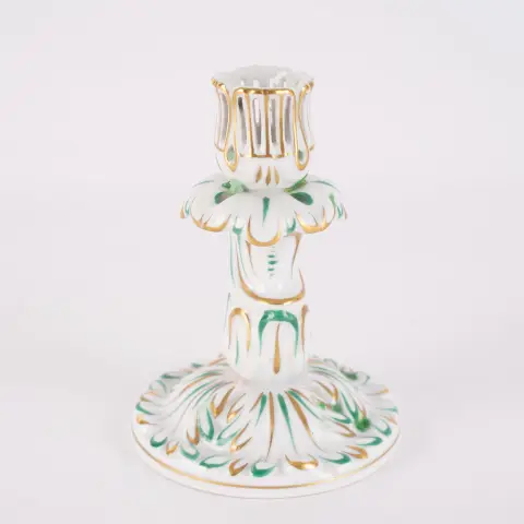 Jednoplomenný svícen, Herend, maďarský bílý porcelán s ručně malovaným dekorem Apponyi v zelených tónech a bohatým…