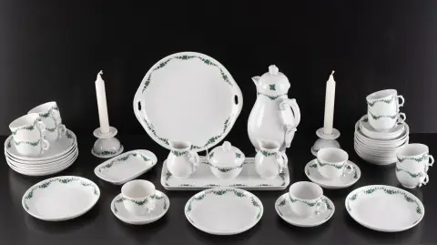 44dílná kávová souprava pro až 10 osob, Fürstenberg bílý porcelán s růžovým dekorem v zelených tónech, skládající se z 1…