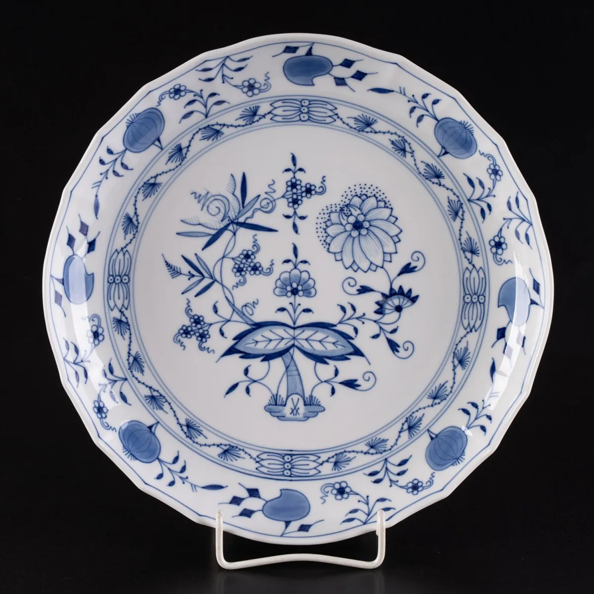 Round cake plate / serving dish, Meissen, crossed swords mark 2nd choice, diameter approx. 28 cm, Saxon white porcelain wi…