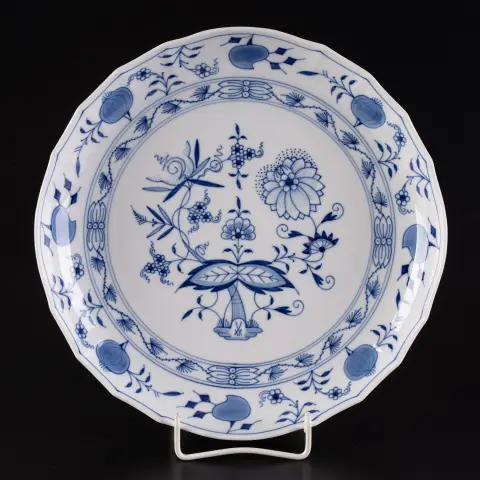 Kulatý talíř na dort / servírovací mísa, Meissen, značka zkřížených mečů 2. jakost, průměr cca 28 cm, saský bílý porcelán s…