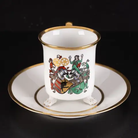 Šálek s erbem KPM-Berlin, konec 19. stol., berlínský bílý porcelán s polychromní malbou aliančního erbu (Frhrn. von Kitt…)