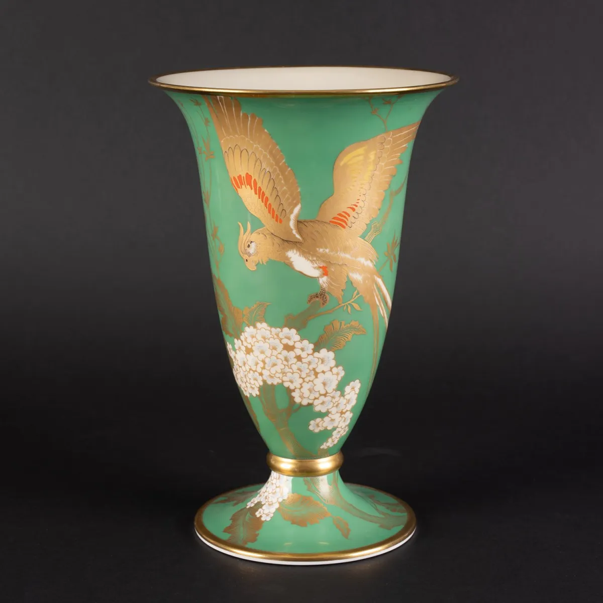 Vase de table exceptionnel de Rosenthal, corps en forme de tulipe sur base ronde. Couleur de fond vert vif avec dorure…