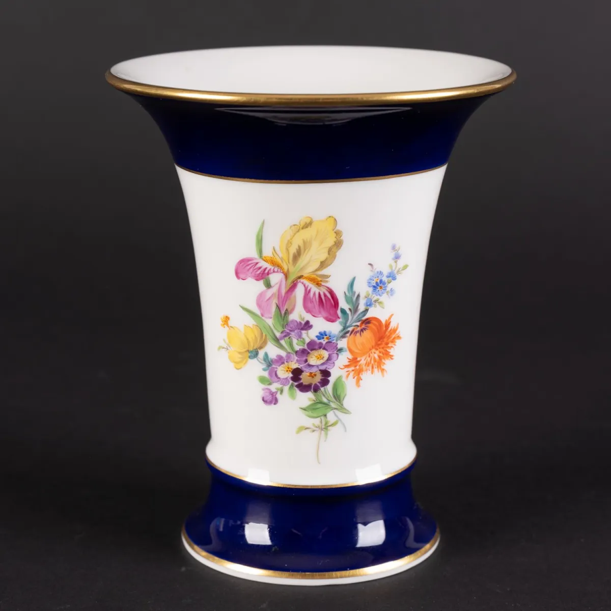 Vaas, Meissen, Saksisch wit porselein, zwaardenmerk 3e keus, bloemdecor met brede blauwe rand boven en onder.…