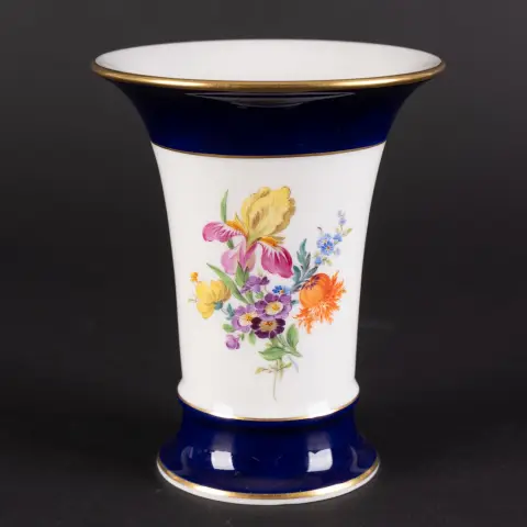 Váza, Meissen, saský bílý porcelán, značka zkřížených mečů 3. jakost, květinový dekor se širokým modrým okrajem nahoře a dole.…