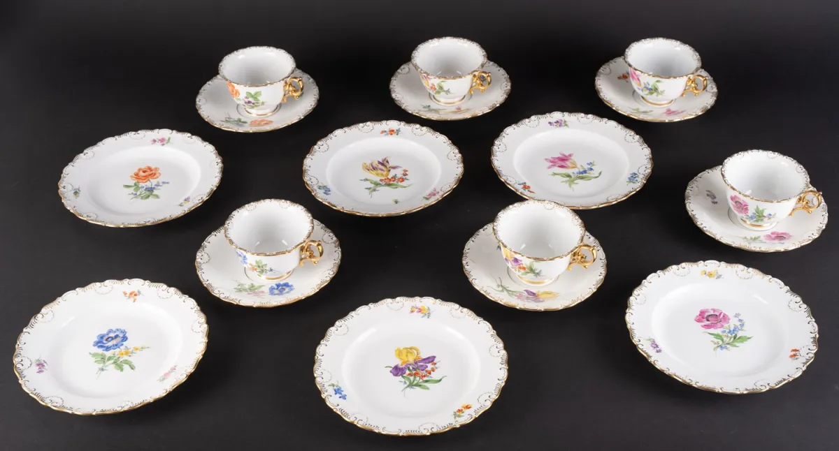 Ensemble de 6 services à café en 3 parties, Meissen, marque aux épées 3e choix (= 2 traits de meulage), porcelaine blanche de Saxe …