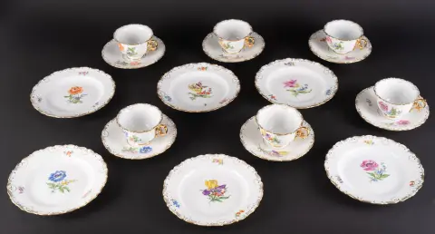Sada 6 třídílných kávových servisů, Míšeň, značka zkřížených mečů 3. jakost (= 2 brousicí tahy), saský bílý porcelán …