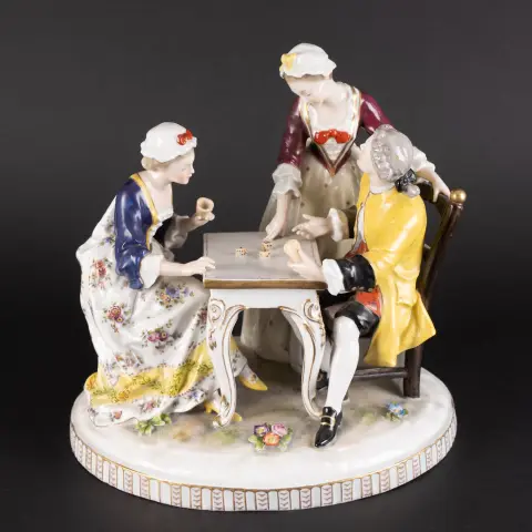 Při hře v kostky, velká vícedílná figurální skupina na oválném podstavci. Älteste Volksstedt ; durynský bílý porcelán …